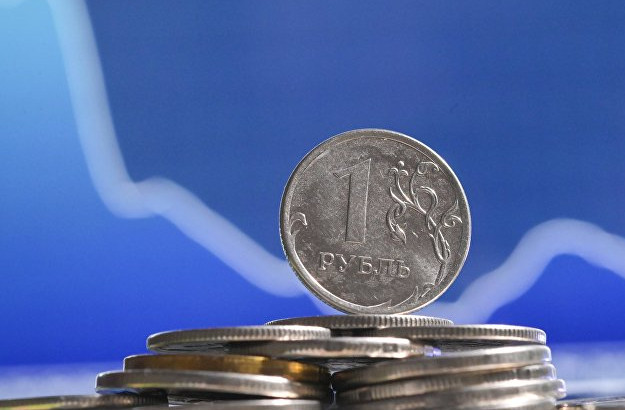 Курс рубля перешел к снижению в начале торгов среды: доллар у 61,1 рубля, евро — 62,2 рубля - «Финансовые рынки»